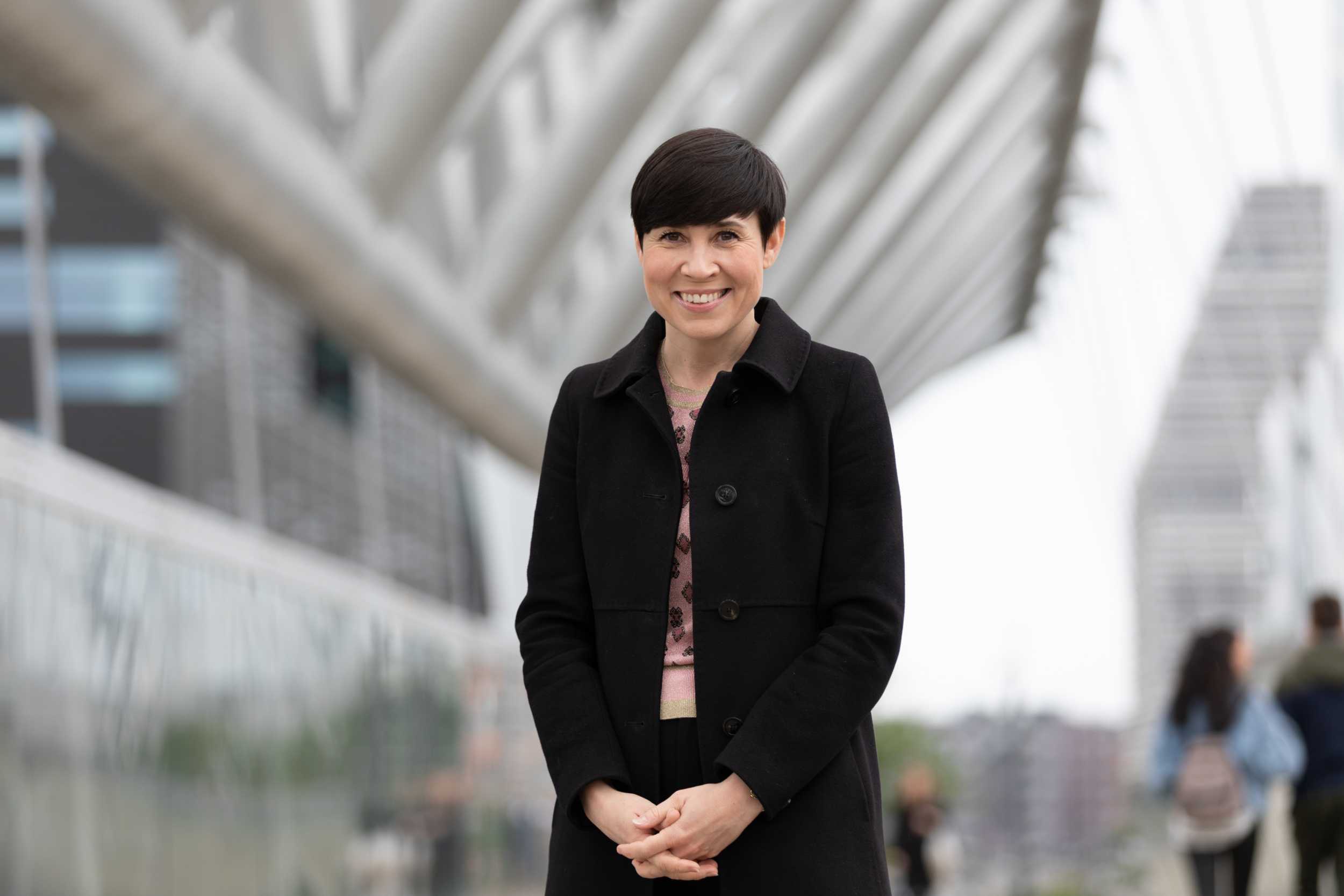 Ine Eriksen Søreide fotografert ute.